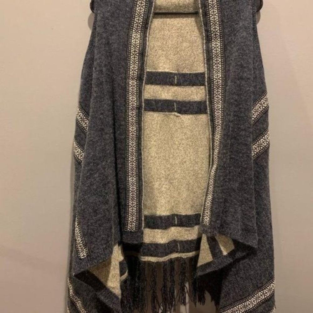 Karlie Brand woman’s shrug, EUC, size‎ M